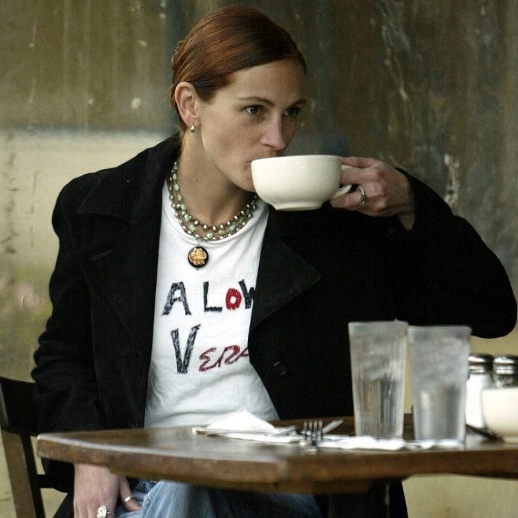 Julia Roberts with a low Vera t-shirt : r/redscarepod
